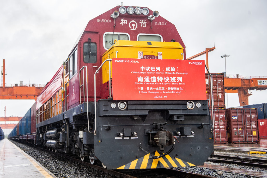 搭乘一列车，与全世界做生意——从第12万列中欧班列看四川向西开放丨牢记嘱托 奋力打造两高地两基地一屏障