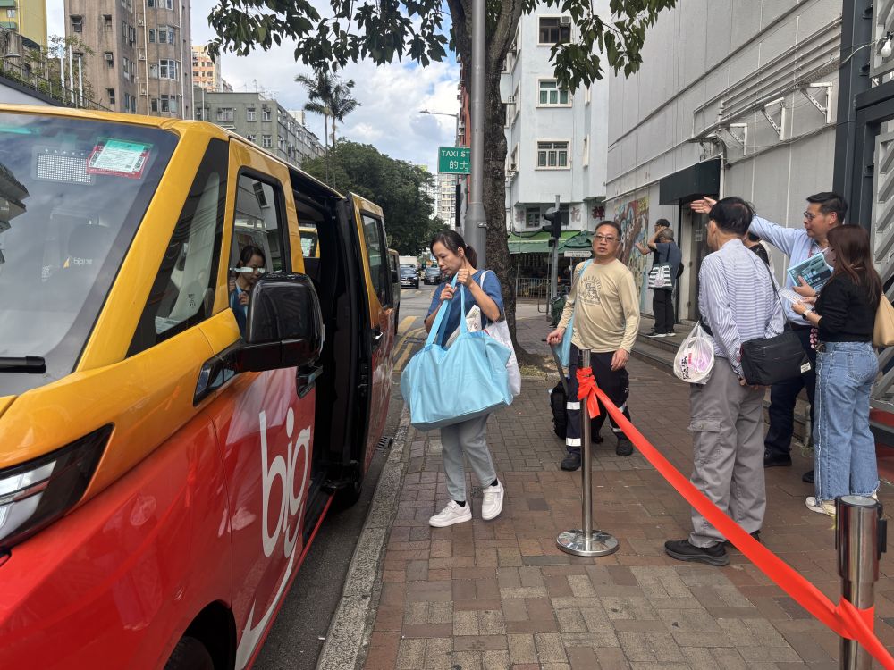 用行动丈量真情:香港义载车队支援受灾居民出行 用行动丈量真情:香港义载车队支援受灾居民出行