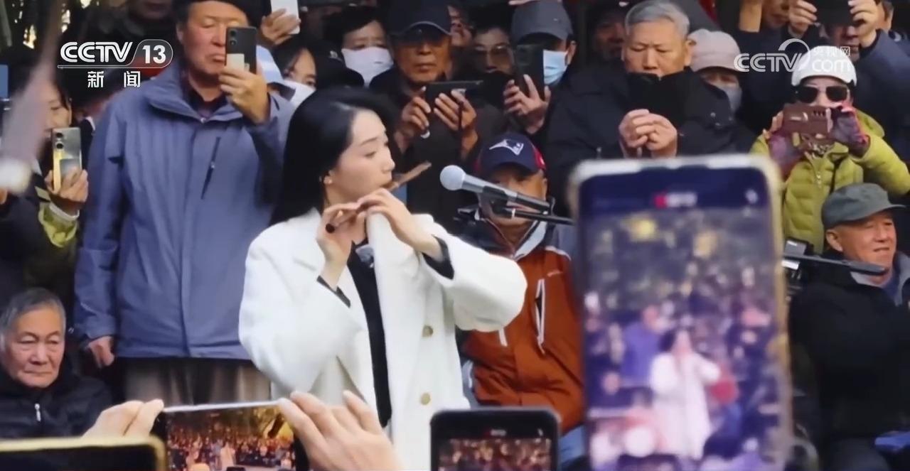 新闻周刊丨剧院“演奏家”进公园 市民现场点歌不亦乐乎