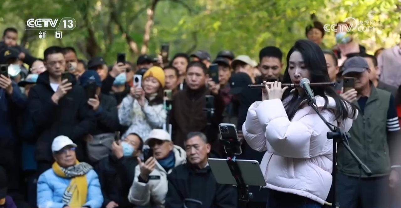 新闻周刊丨剧院“演奏家”进公园 市民现场点歌不亦乐乎