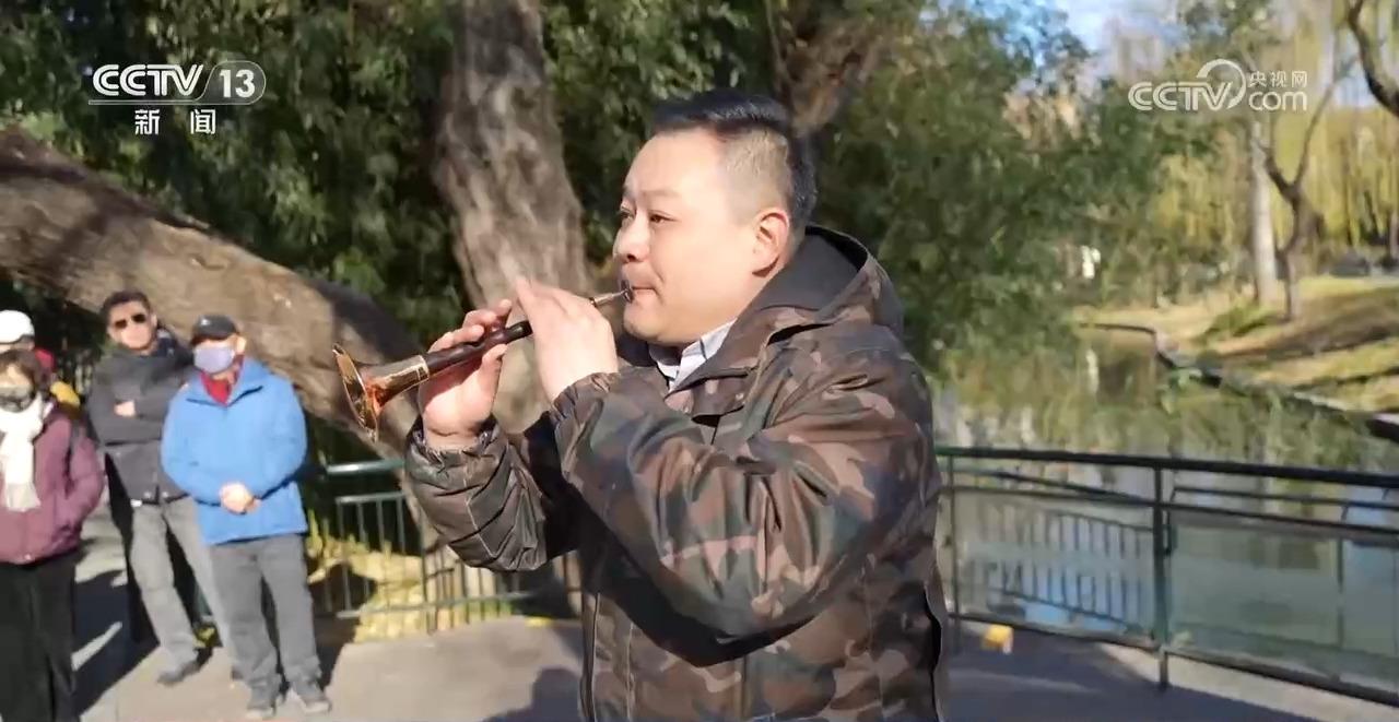 新闻周刊丨剧院“演奏家”进公园 市民现场点歌不亦乐乎