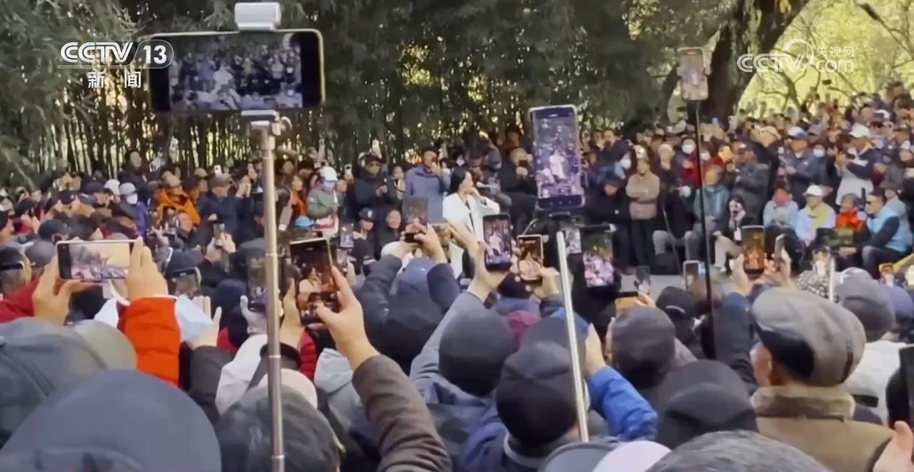 新闻周刊丨剧院“演奏家”进公园 市民现场点歌不亦乐乎