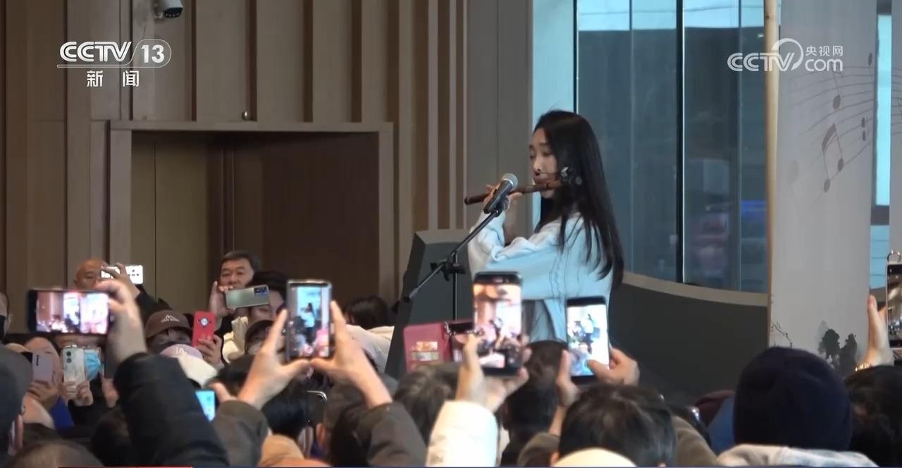 新闻周刊丨剧院“演奏家”进公园 市民现场点歌不亦乐乎