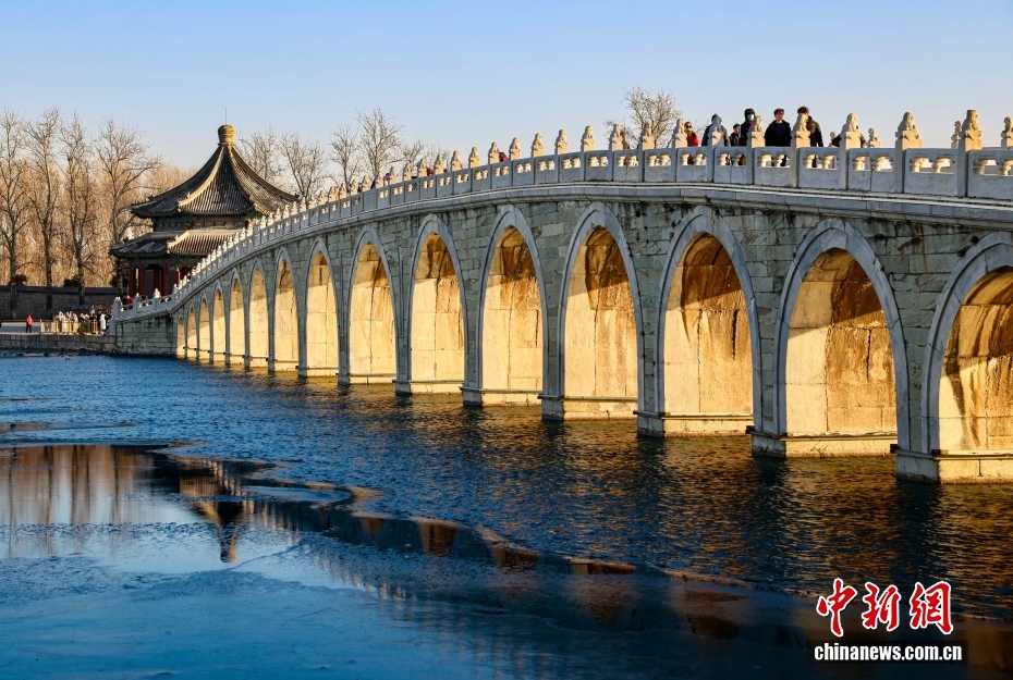 北京颐和园呈现“金光穿洞”景观