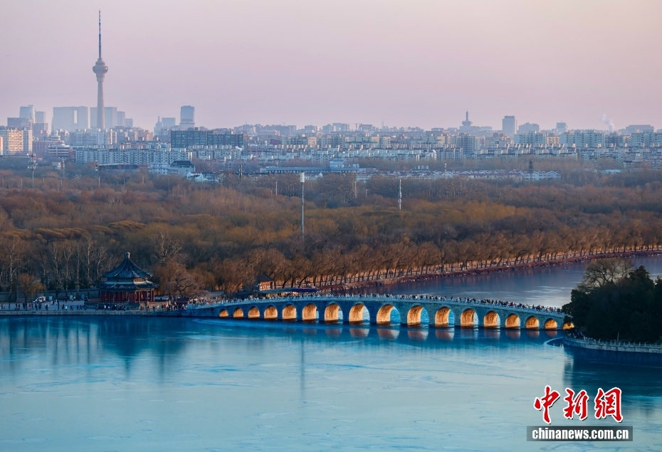 北京颐和园呈现“金光穿洞”景观