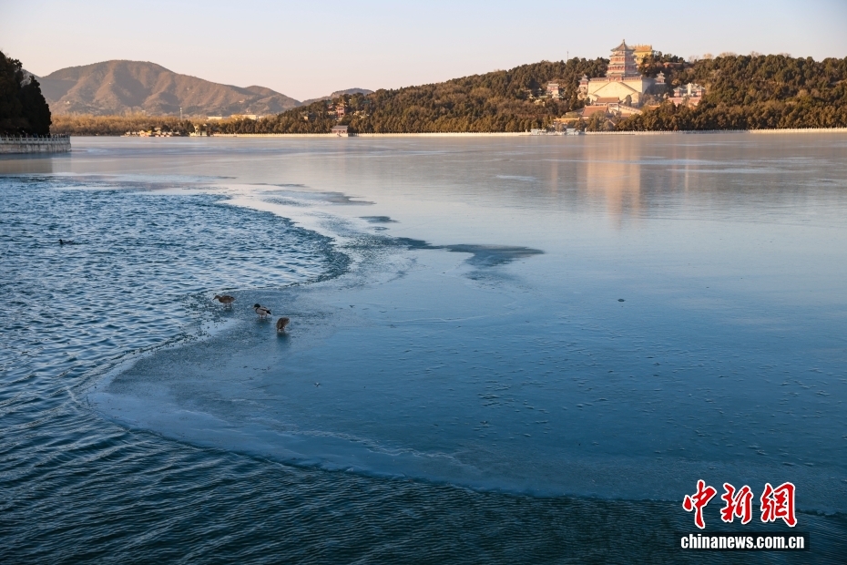 北京颐和园呈现“金光穿洞”景观