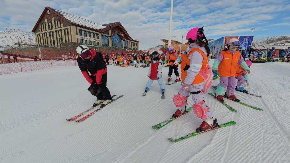 新华视点|“冷资源”点燃“热经济” 多地冰雪活动精彩纷呈