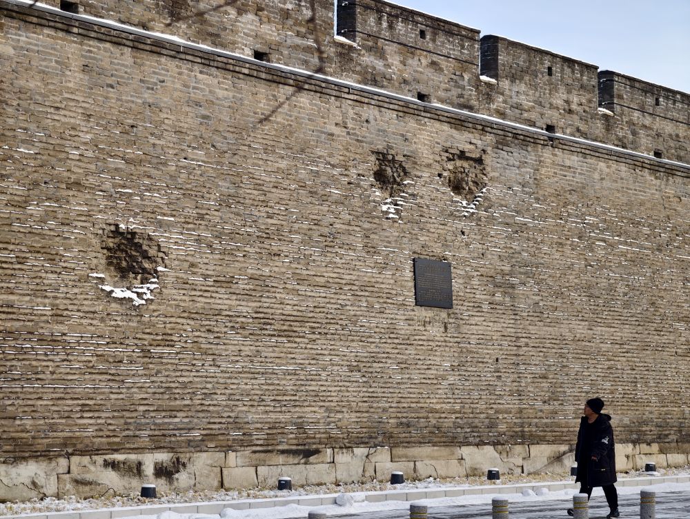 “雪能掩盖很多东西,但盖不住这些弹痕” “雪能掩盖很多东西,但盖不住这些弹痕”