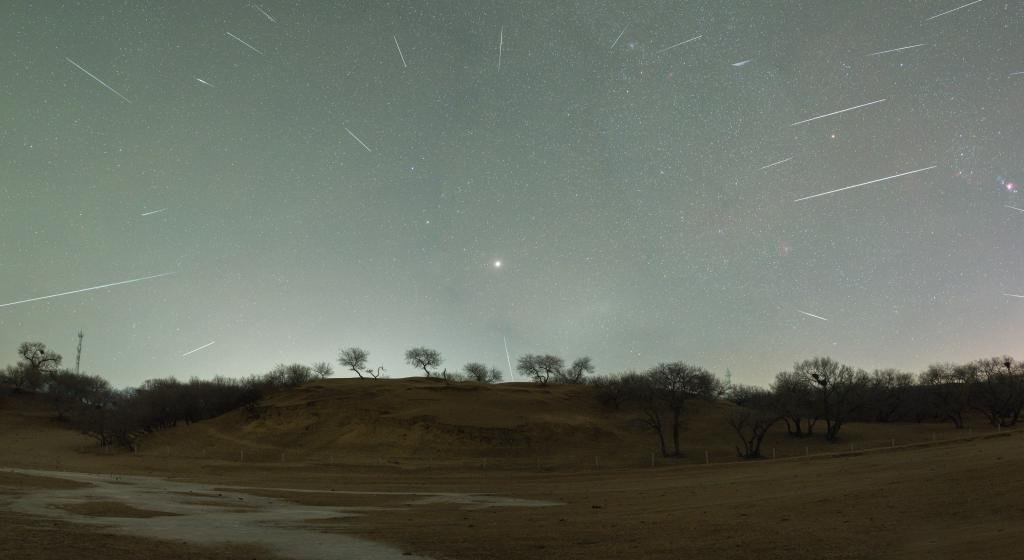 星空相册丨双子座流星雨演绎“浪漫天象”
