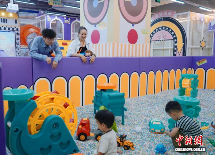 “95后”台青大陆“跨界”:学医、写歌与投资