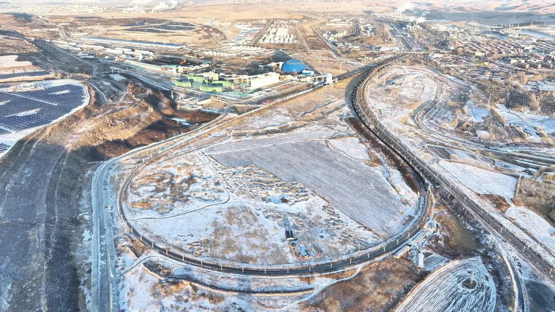 超长火车现身“灯泡线”!时速1公里!