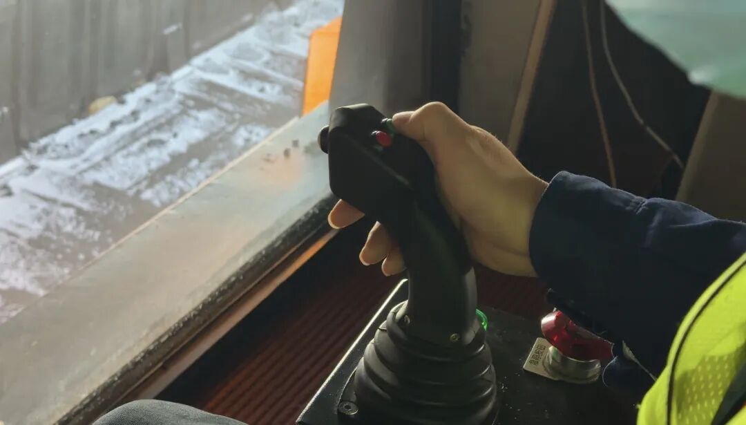 超长火车现身“灯泡线”!时速1公里!