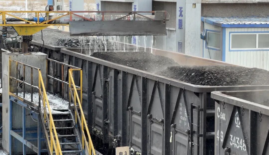 超长火车现身“灯泡线”!时速1公里!