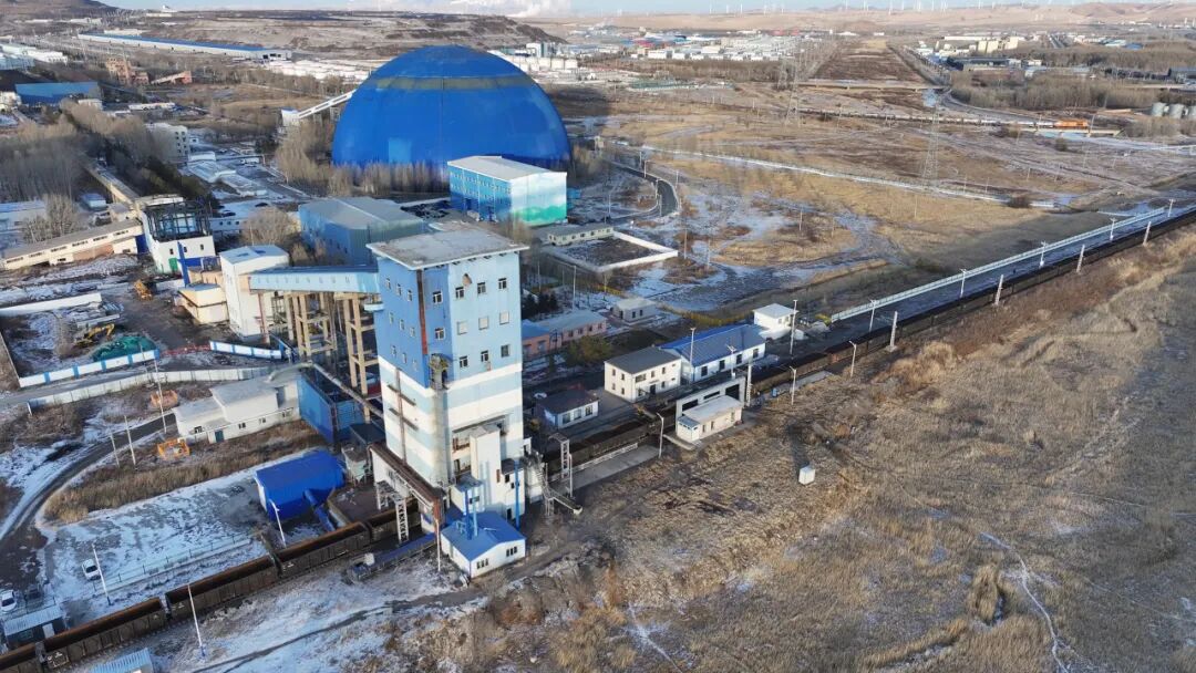 超长火车现身“灯泡线”!时速1公里!