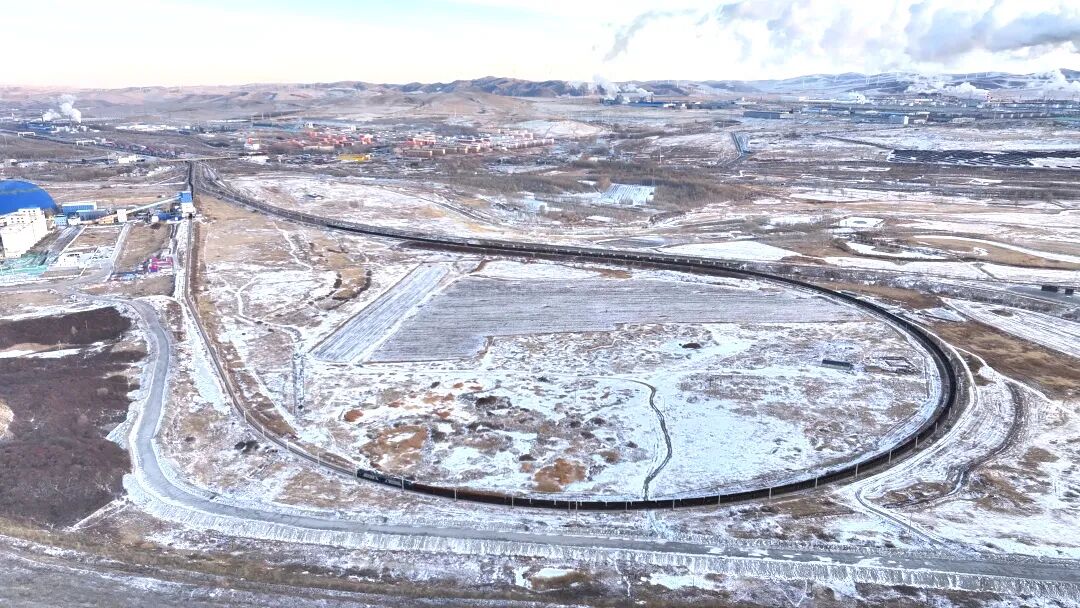 超长火车现身“灯泡线”!时速1公里!