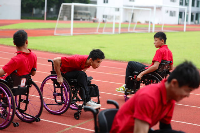 轮椅上的“剑客” 轮椅上的“剑客”