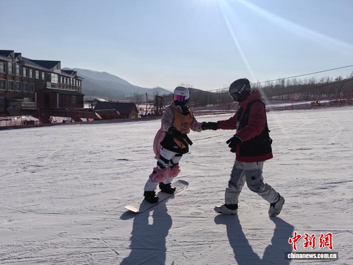 吉林冰雪经济“热”起来 高校毕业生捧起“雪饭碗”