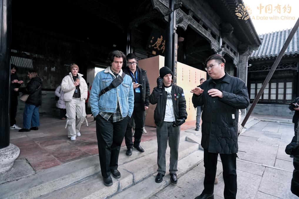 【中国有约】砖雕戏韵传百年 国际友人走进广东会馆探寻百年前的“声学黑科技”