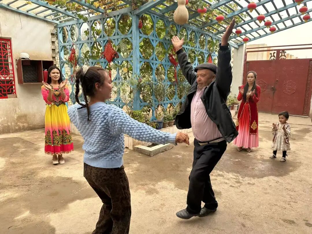 脱贫村的这五年 | 从贫困村到示范村——英买里筑起幸福新家园