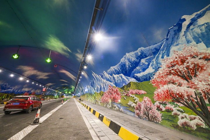 险途变通衢 驰骋越天山