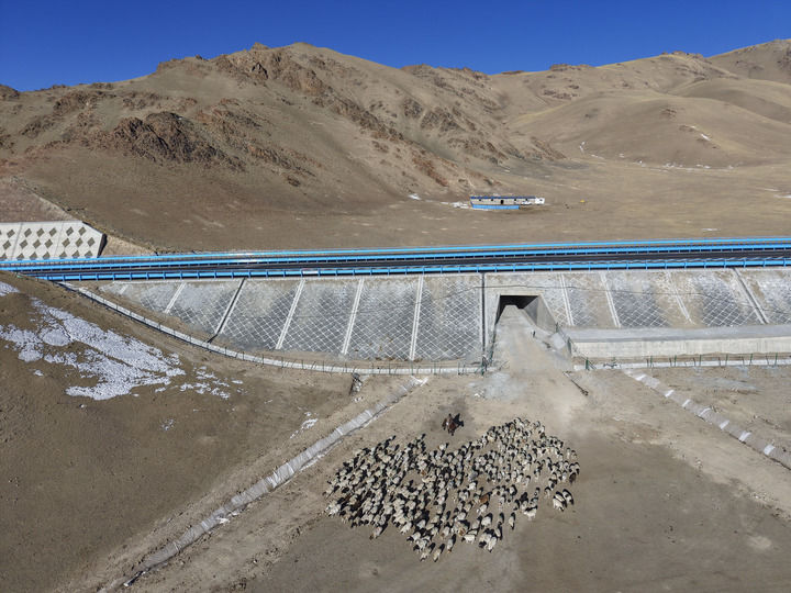 险途变通衢 驰骋越天山