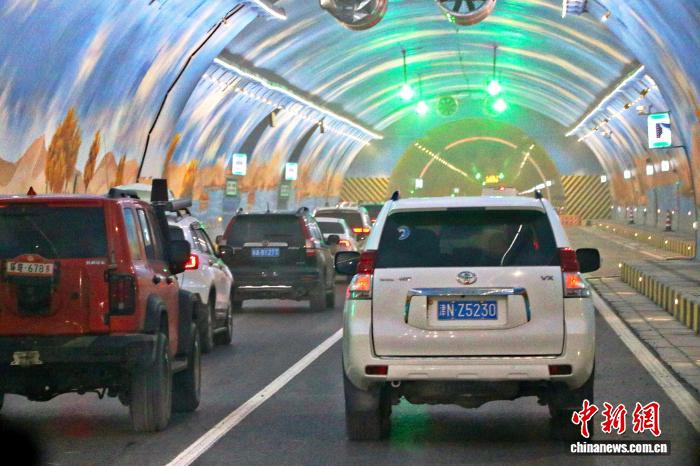 大道穿天山 新疆南北不再远