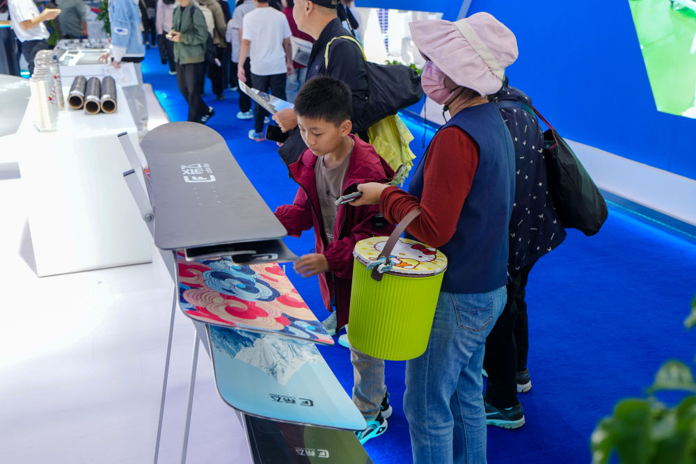 飞扬2025｜这片冰雪，燃动着中国体育的荣耀与热度