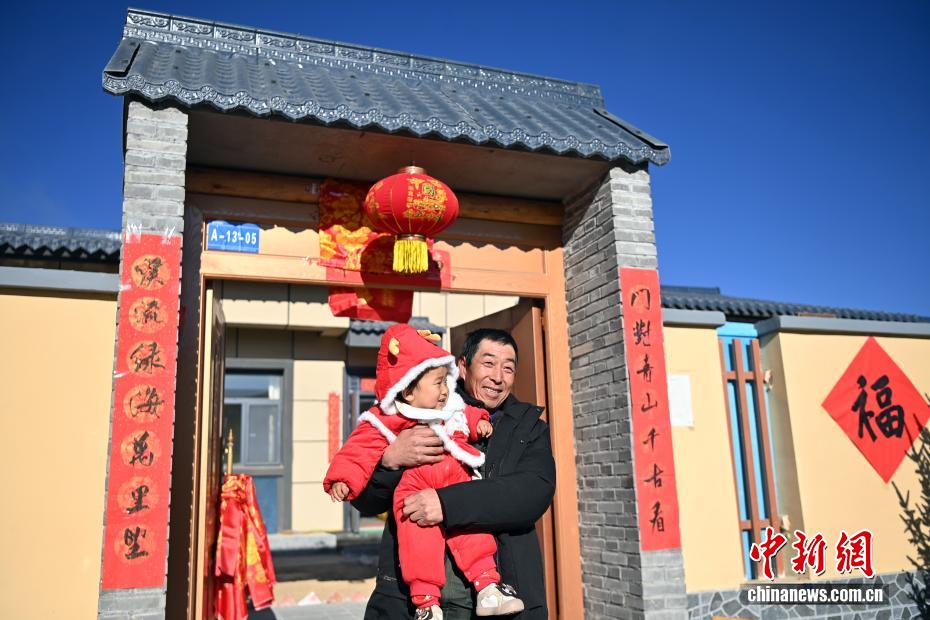 甘肃榆中山洪受灾民众全部搬进新居