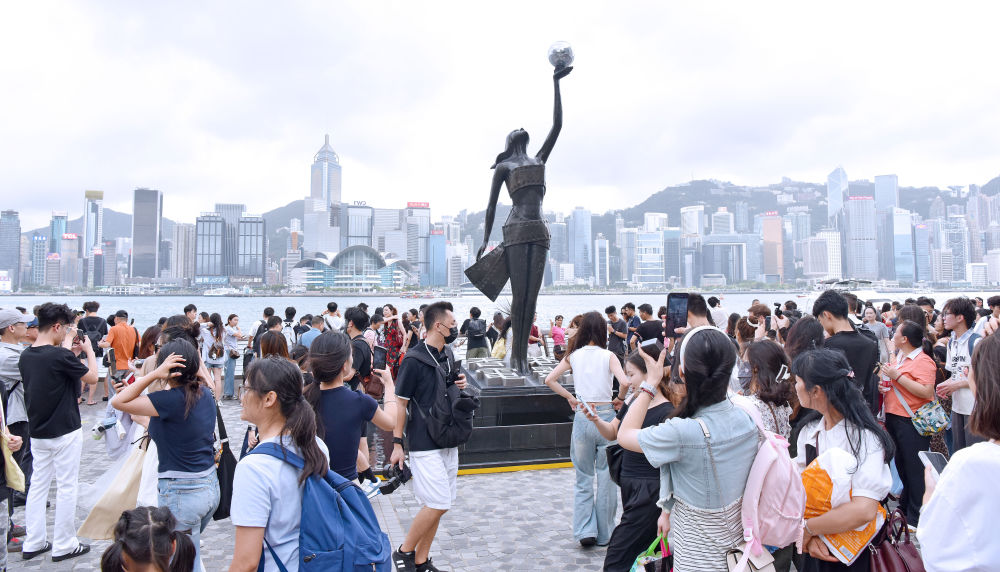 明珠更是璀璨时——2025年香港由治及兴迈出新步伐 明珠更是璀璨时——2025年香港由治及兴迈出新步伐