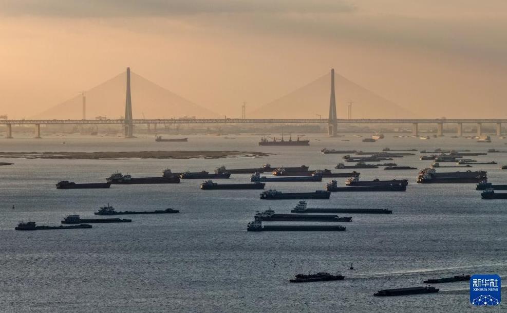 3.8 万艘船舶“零排放” 长江航运绿色转型跑出加速度