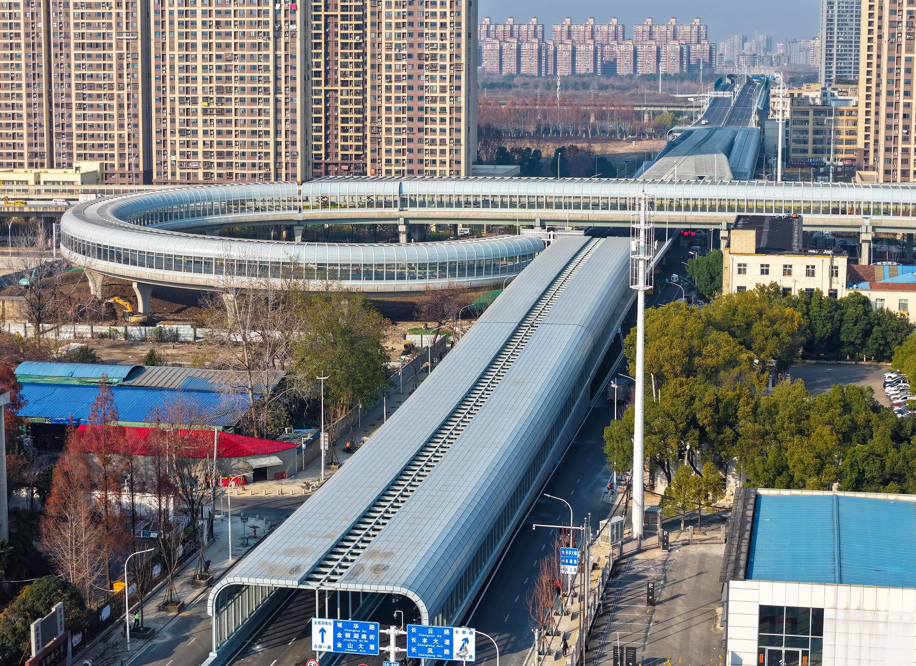 枝叶关情处，城市暖意生——笑脸在热气腾腾的日常里绽放