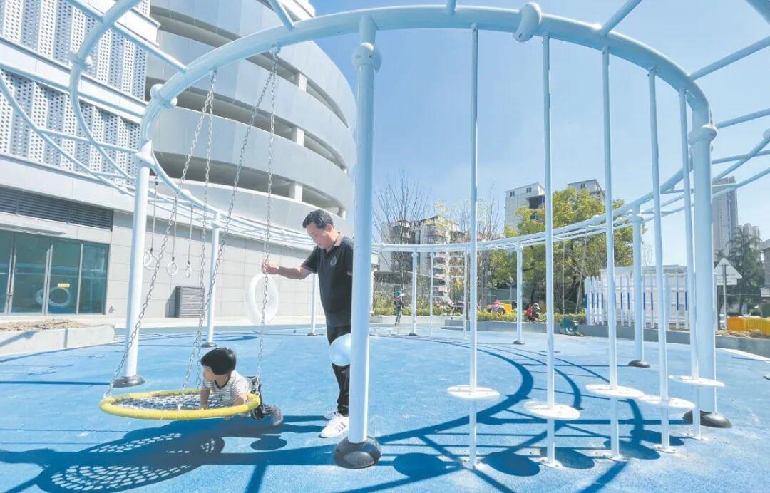 枝叶关情处，城市暖意生——笑脸在热气腾腾的日常里绽放