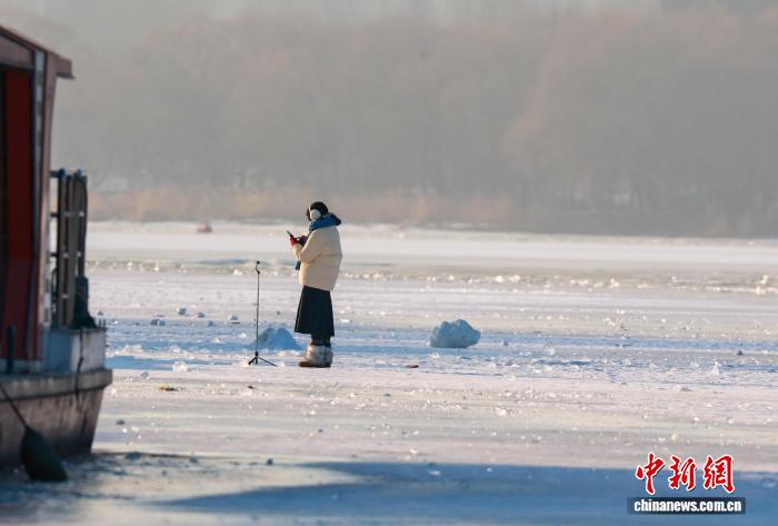 沈阳市民在冰河上感受冬季时光