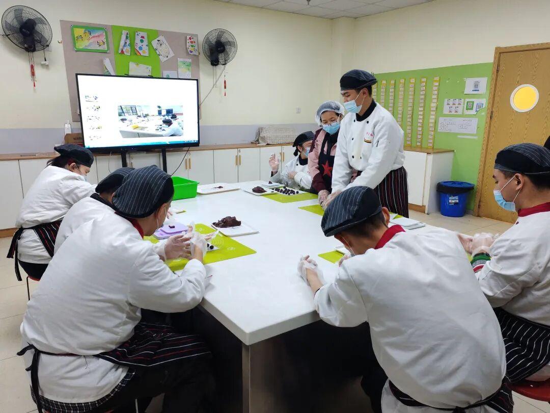 枝叶关情处,城市暖意生——笑脸在热气腾腾的日常里绽放 枝叶关情处,城市暖意生——笑脸在热气腾腾的日常里绽放