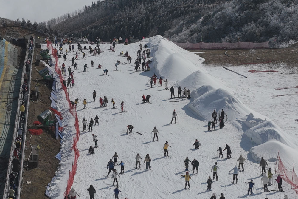 追光｜新年伊始，南方人把雪滑出了火锅味