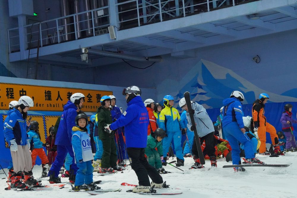 追光｜新年伊始，南方人把雪滑出了火锅味