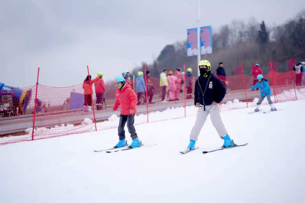 追光｜新年伊始，南方人把雪滑出了火锅味