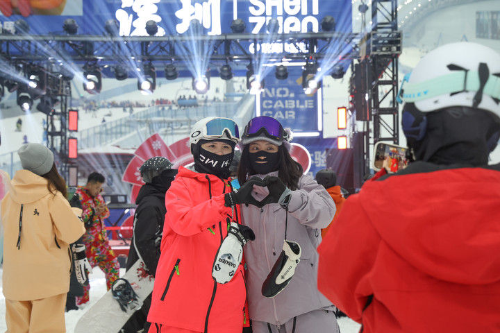 追光｜新年伊始，南方人把雪滑出了火锅味