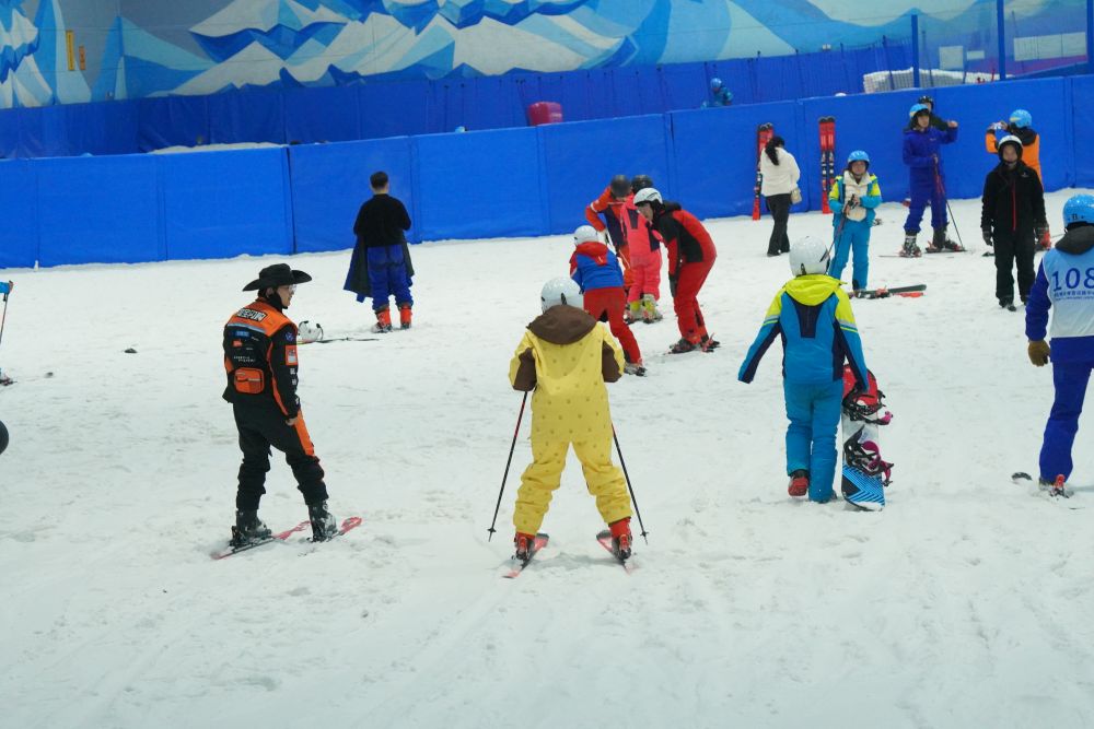 追光｜新年伊始，南方人把雪滑出了火锅味