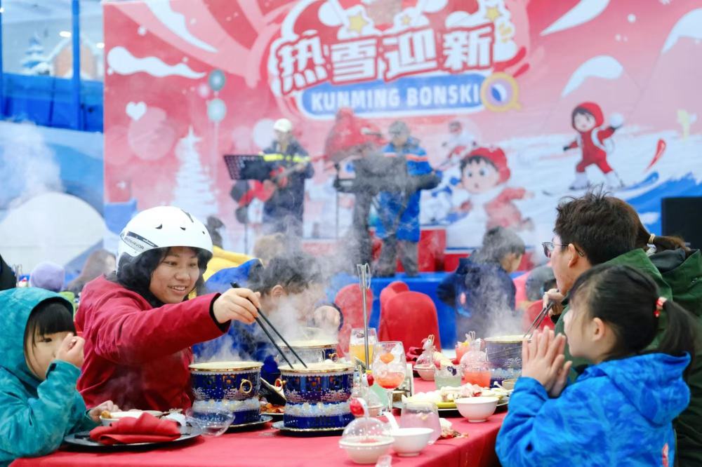 追光｜新年伊始，南方人把雪滑出了火锅味