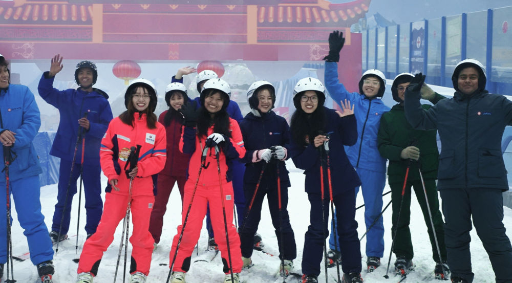 追光｜新年伊始，南方人把雪滑出了火锅味