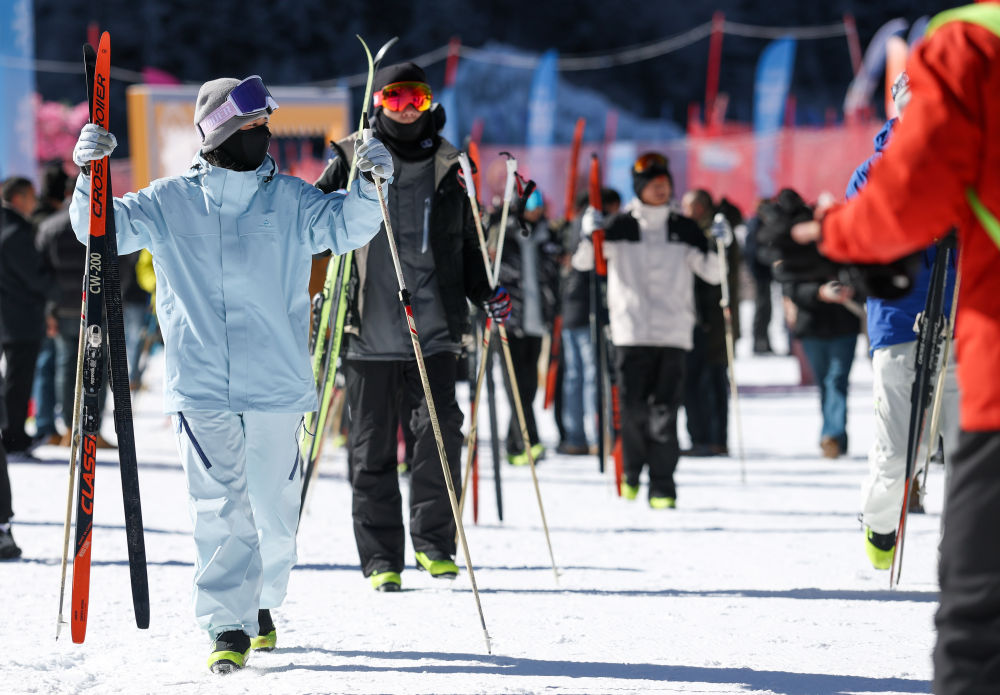 冰雪旅游持续升温 搅“热”开年消费市场