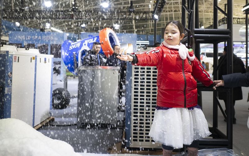 “极寒躺冰” 、冰上龙舟……今冬冰雪“花式”玩法层出不穷