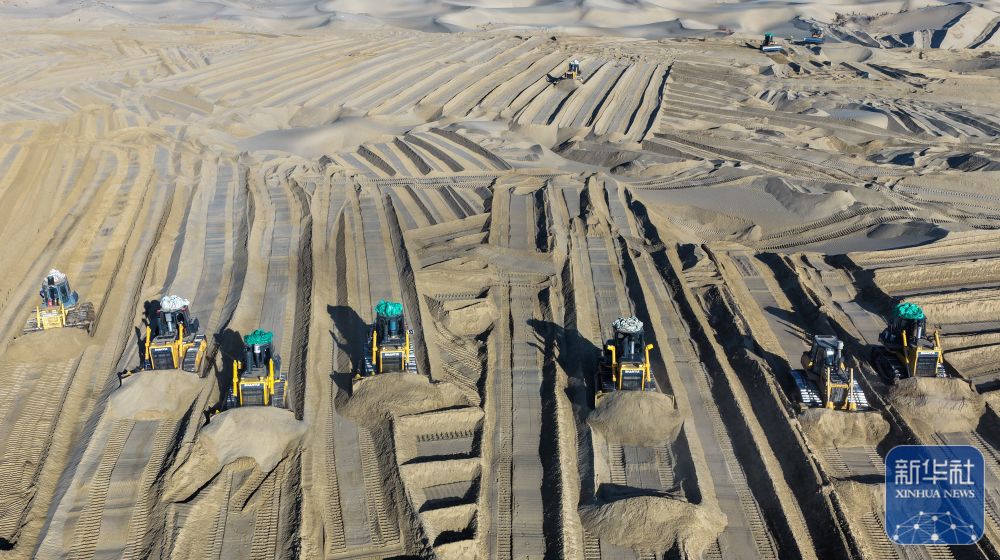 寒冬时节塔克拉玛干治沙正酣