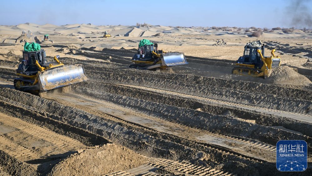 寒冬时节塔克拉玛干治沙正酣