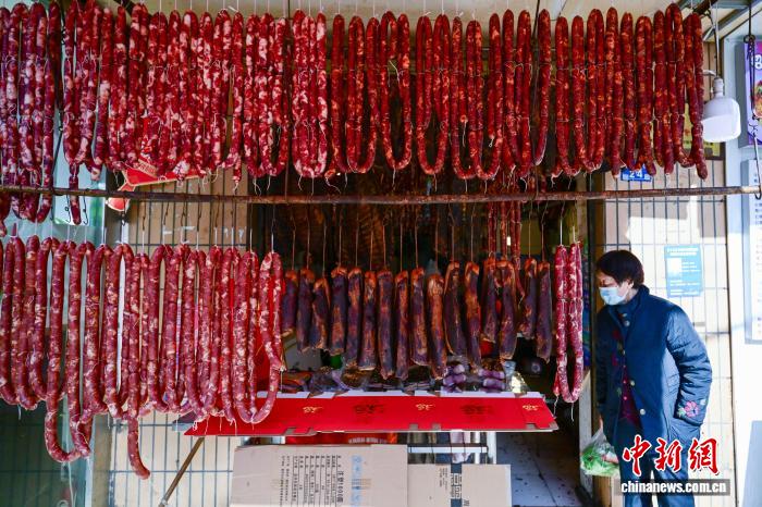 四川成都：春节临近“香肠腊肉一条街”年味浓