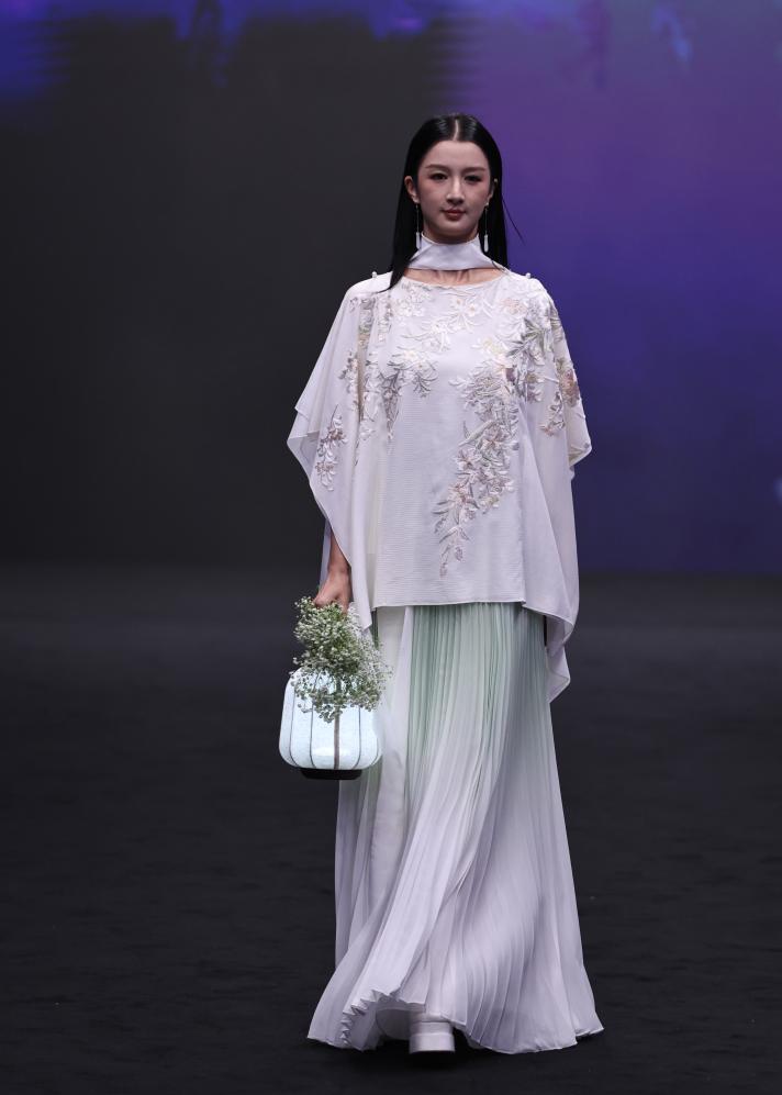 从街头风景到千亿级市场,“新中式”服装扮靓“新消费”