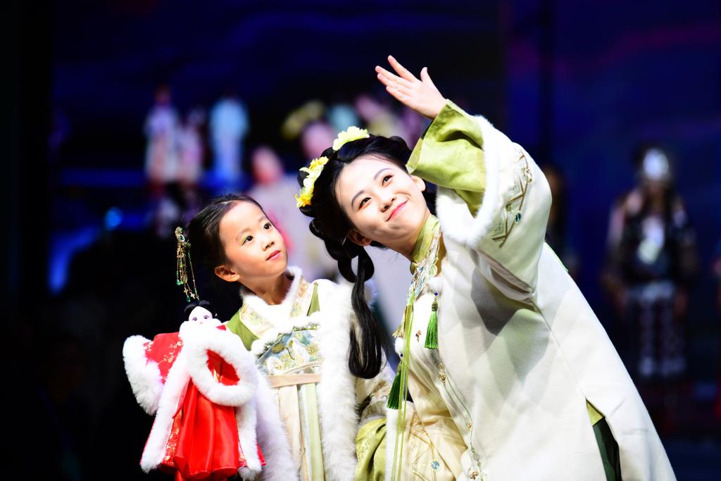 从街头风景到千亿级市场,“新中式”服装扮靓“新消费”