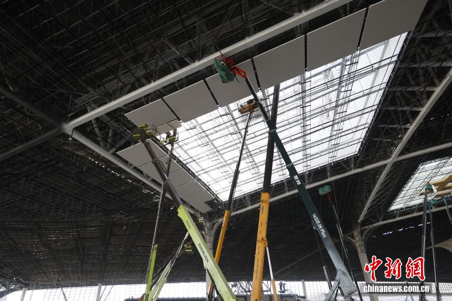 西安东站金属屋面顺利封顶 全面进入站房装饰装修施工阶段