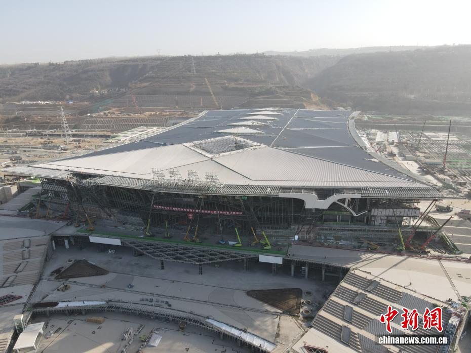 西安东站金属屋面顺利封顶 全面进入站房装饰装修施工阶段